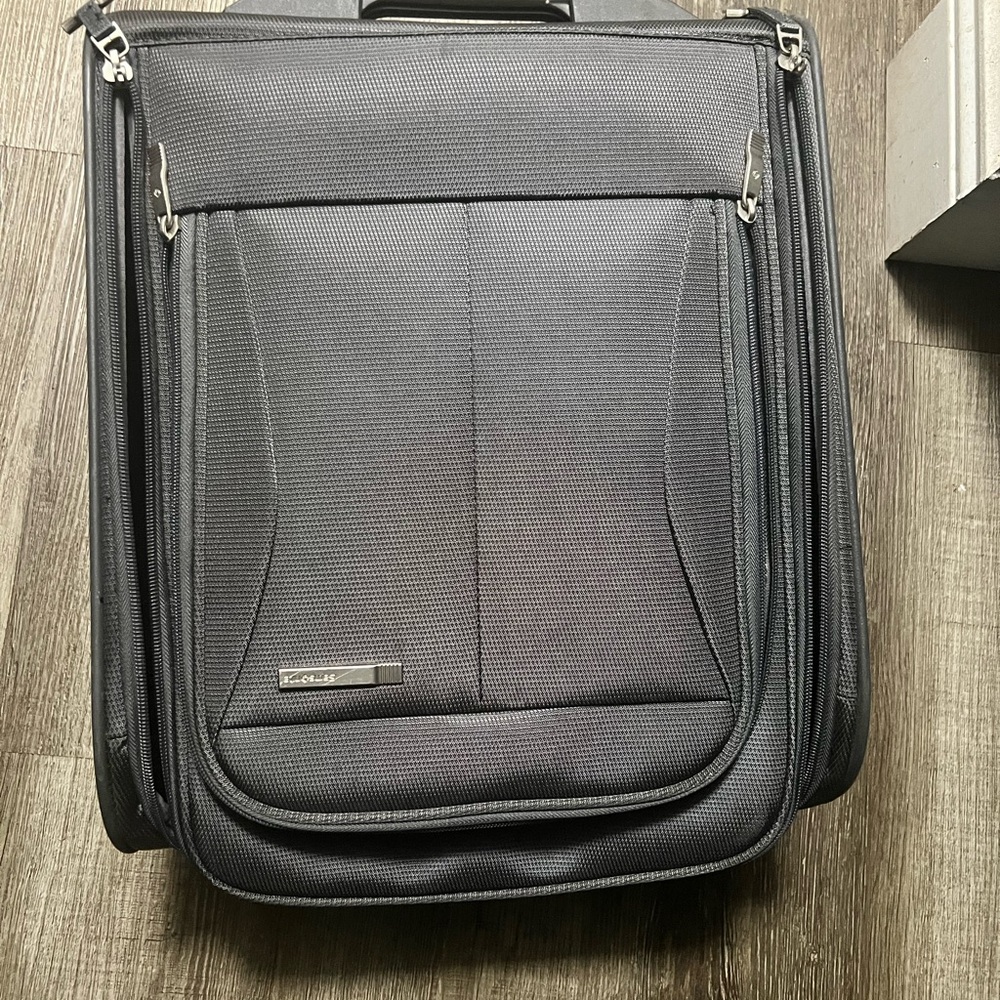 GRAY SAMSONITE CARRY ON